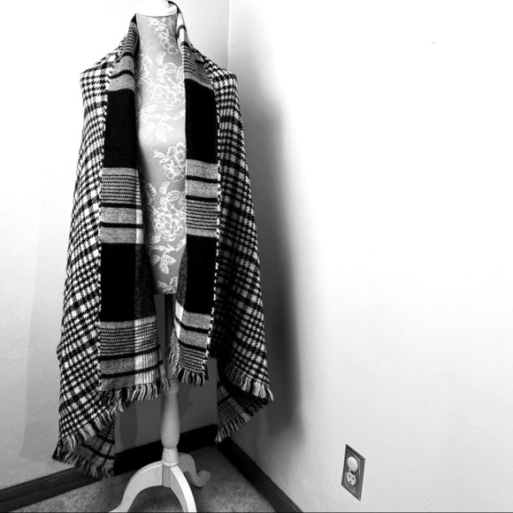 Express Large Plaid/Checkered Black & White Fringed Wrap/Scarf. - Picture 10 of 14